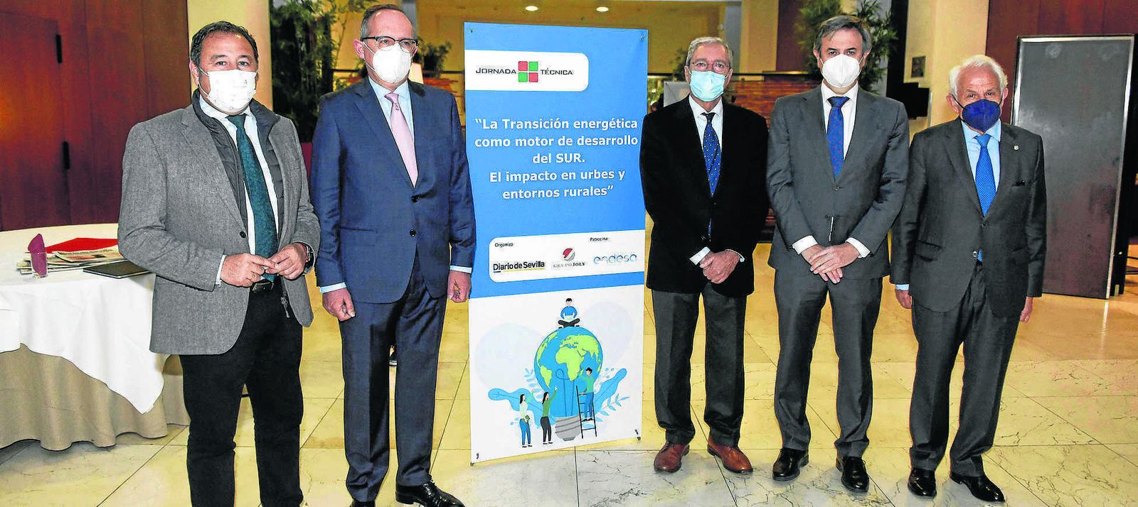El delegado del Gobierno de la Junta en Sevilla, Ricardo Sánchez; el director general del Grupo Joly, Felipe Granados; el consejero de Transformación Económica, Industria, Conocimiento y Universidades, Rogelio Velasco; el director general de Endesa en Andalucía, Extremadura, Ceuta y Melilla, Rafael Sánchez; y el patrono de la Fundación Endesa y presidente de Endesa Generación, Antonio Pascual