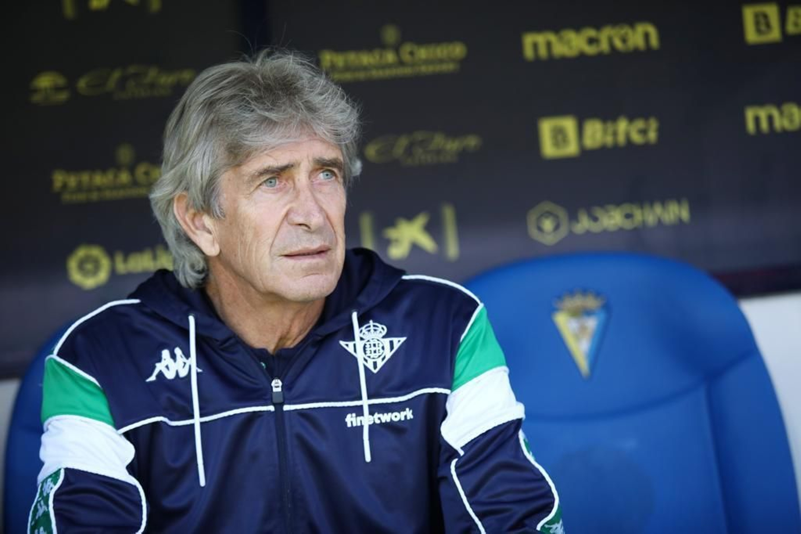 Pellegrini aguarda en el banquillo el arranque del choque. Pellegrini aguarda en el banquillo el arranque del choque.