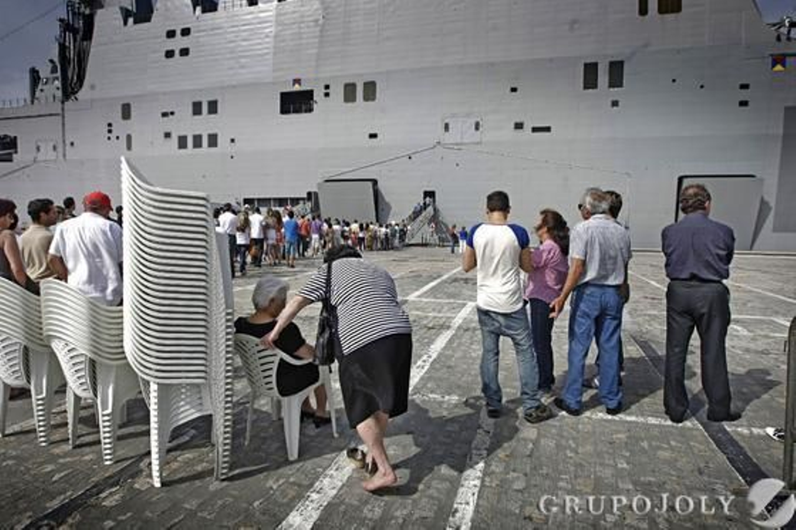 El mayor buque que haya tenido la Armada española en toda su historia permanecerá 3 días en el puerto gaditano en jornada de puertas abiertas./Julio González