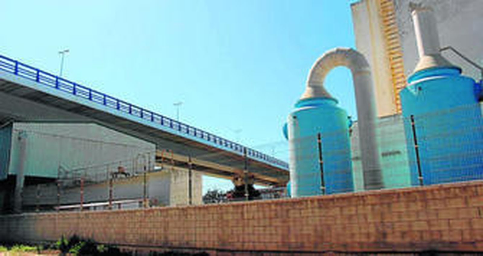 Estación Depuradora de Aguas Residuales (EDAR) de Puerto Real, que quedó situada bajo el segundo puente tras la construcción de éste.