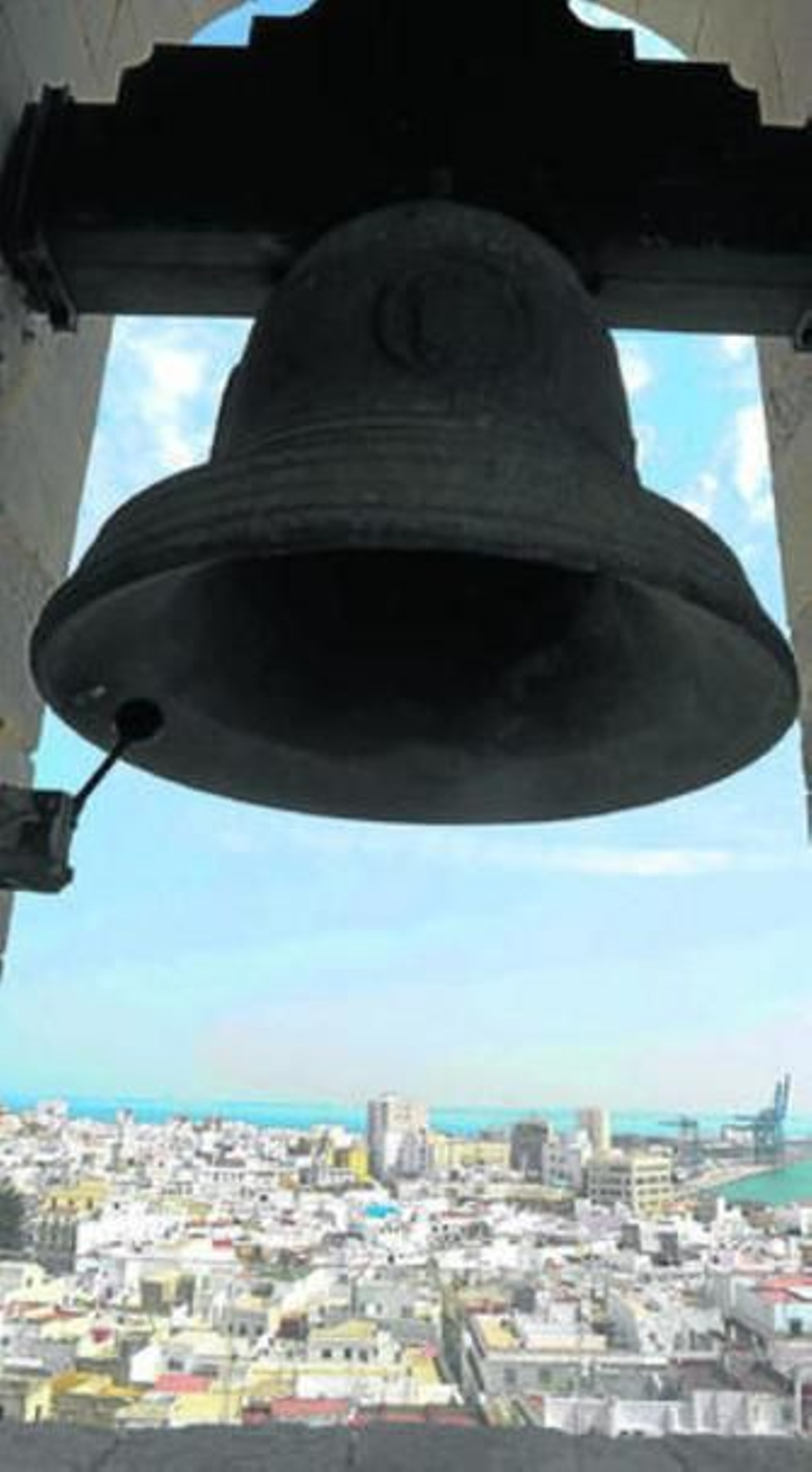 El acceso al Paseo de Puerta Tierra se realiza por la cuesta de la Bóveda de Santa Elena.