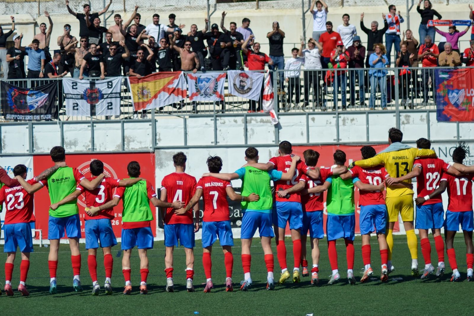 Los jugadores del Estepona celebrando el triunfo con su afición en Lebrija.