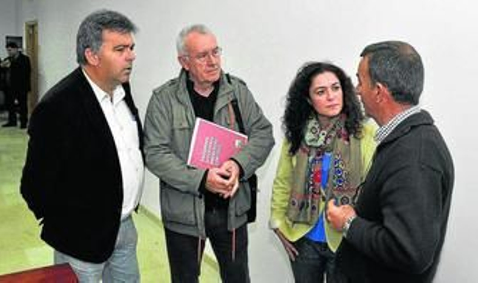 Cayo Lara, Inmaculada Nieto y Manuel Cárdenas, ayer en la Comunidad de Regantes del Guadalcacín.
