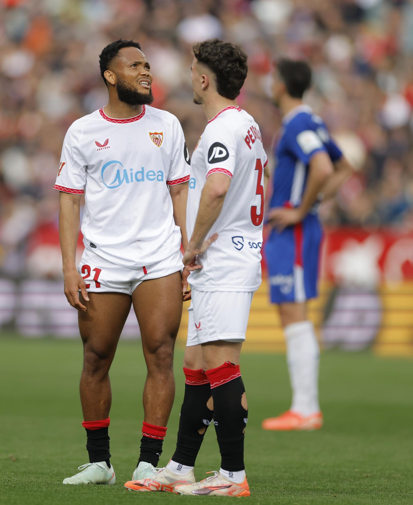 Ejuke mira arriba junto a Pedrosa.