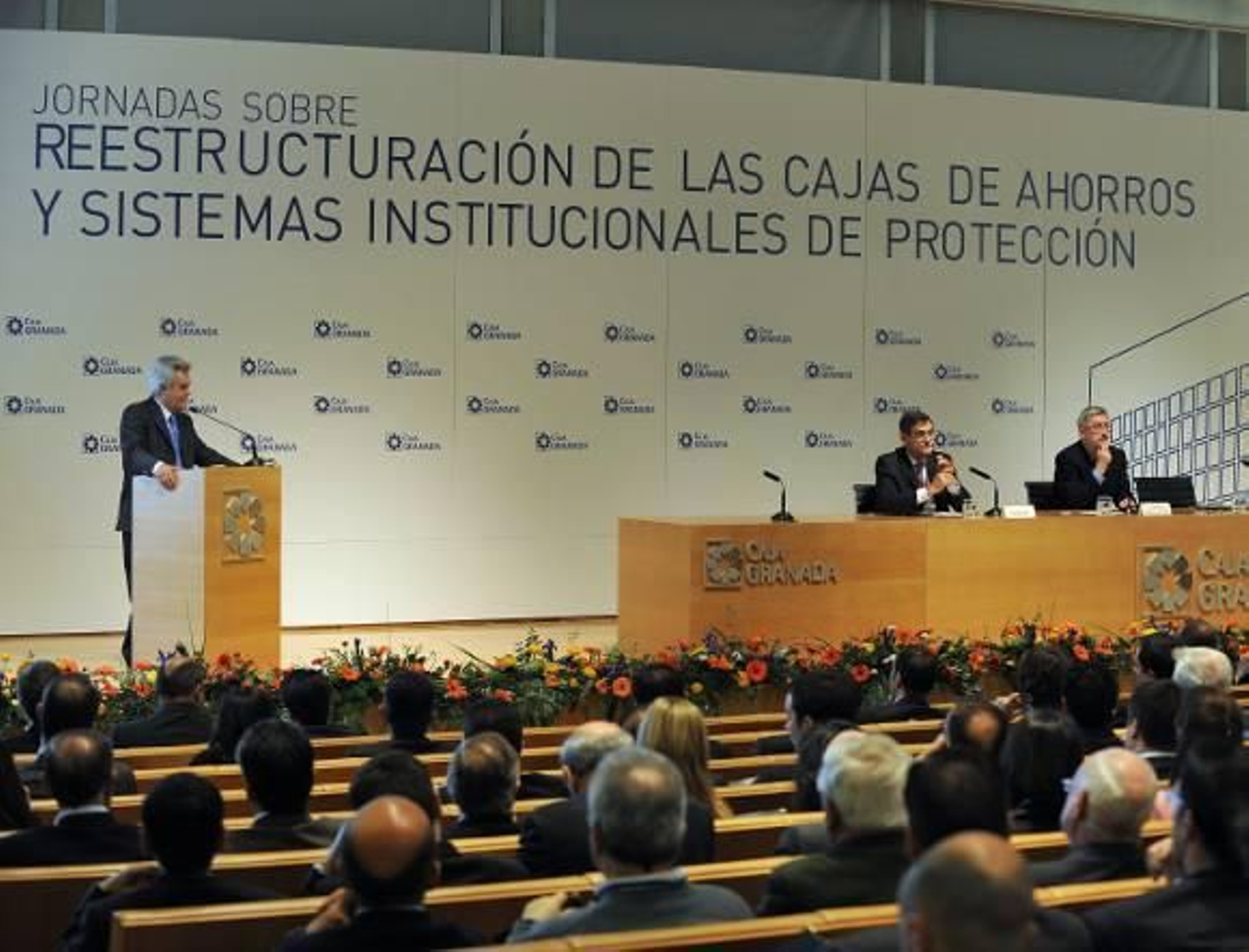 El Banco de España apremia a las cajas a acelerar las fusiones