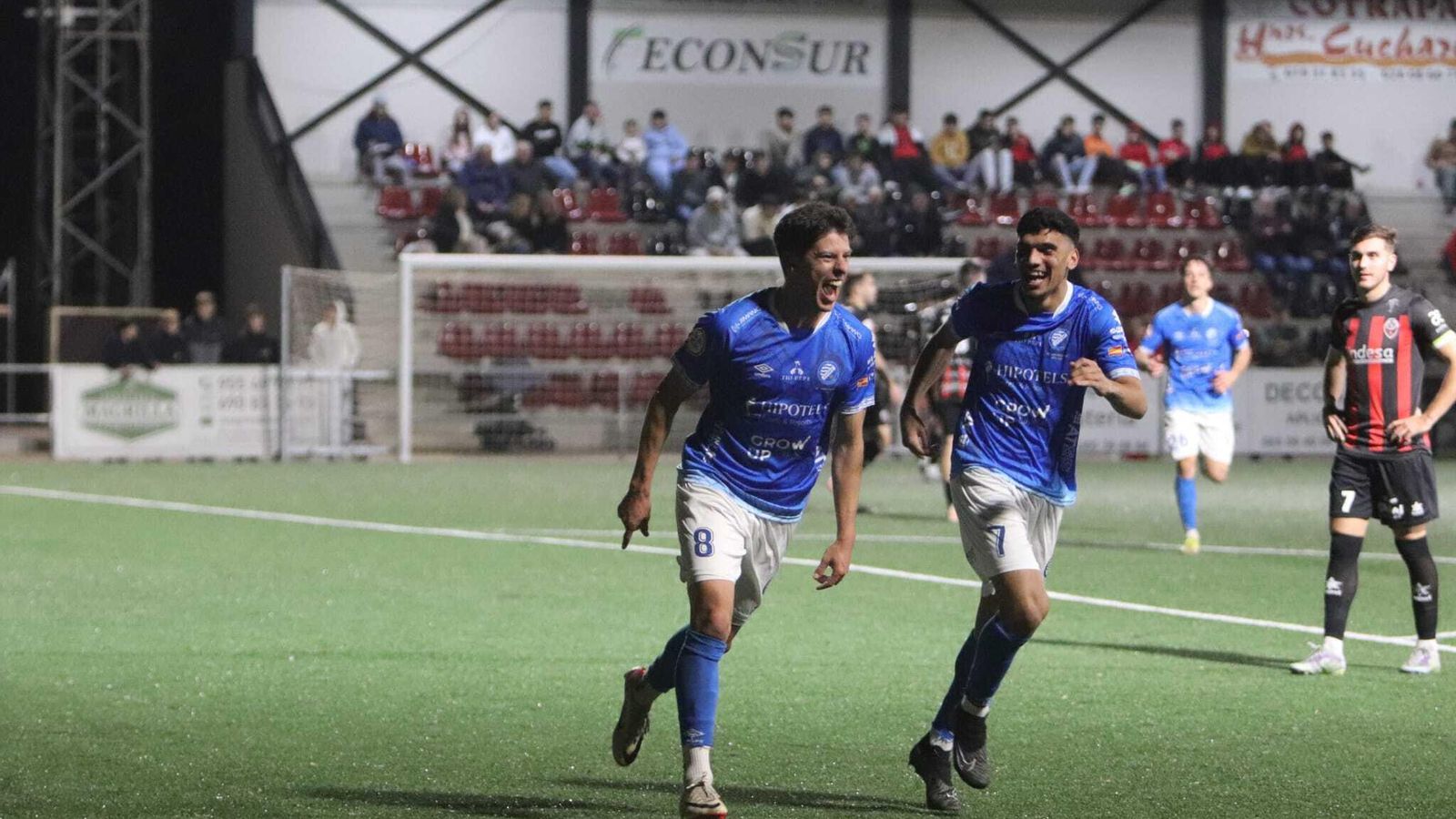 Teté celebra junto a Antonio Moreno su hat-trick al Cabecense.