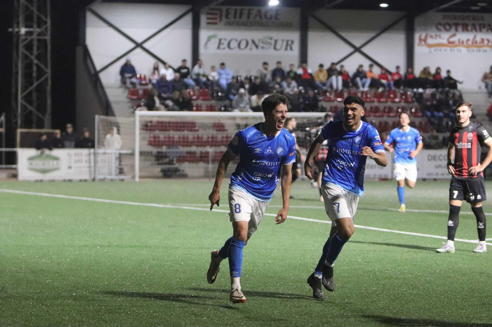 Teté celebra junto a Antonio Moreno su hat-trick al Cabecense.