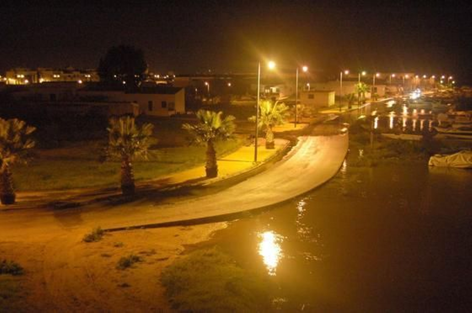 Una calle de Isla Canela inundada.