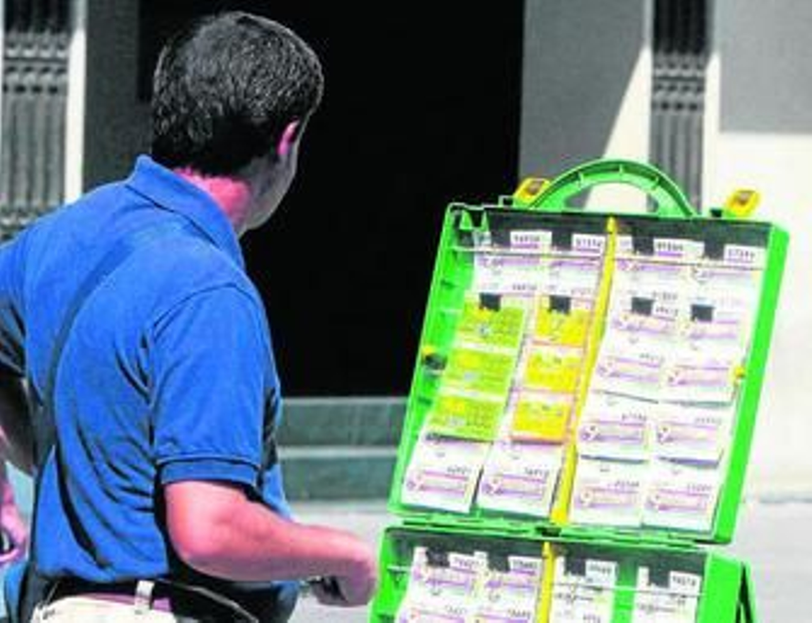 Un vendedor de la ONCE en un enclave de la provincia.