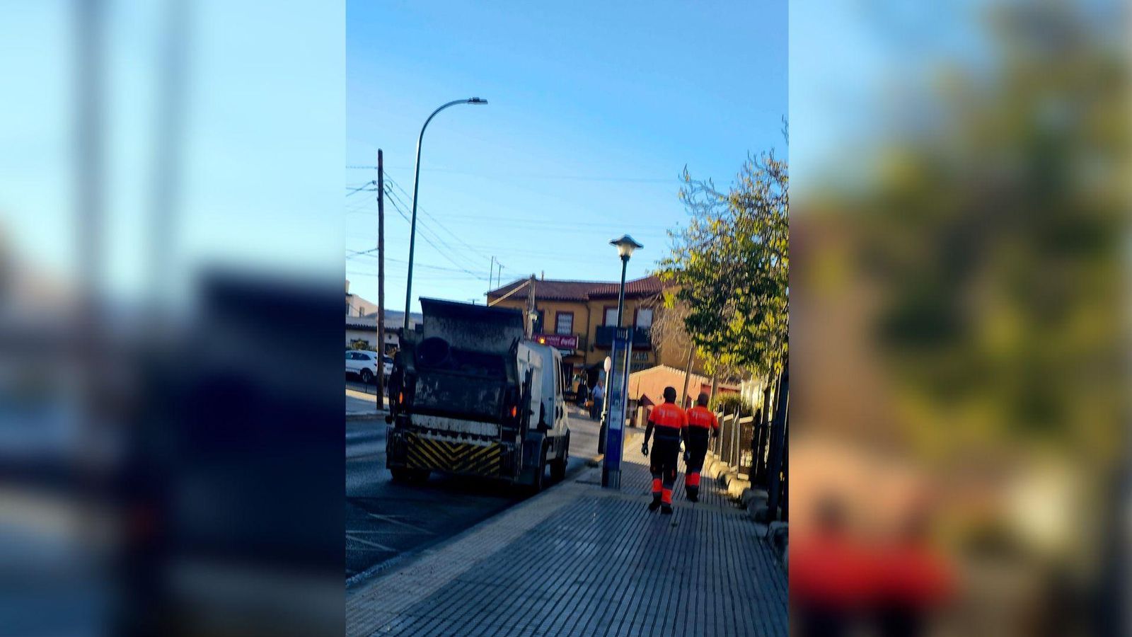 Limasam recoge las sillas de la parada de autobús.