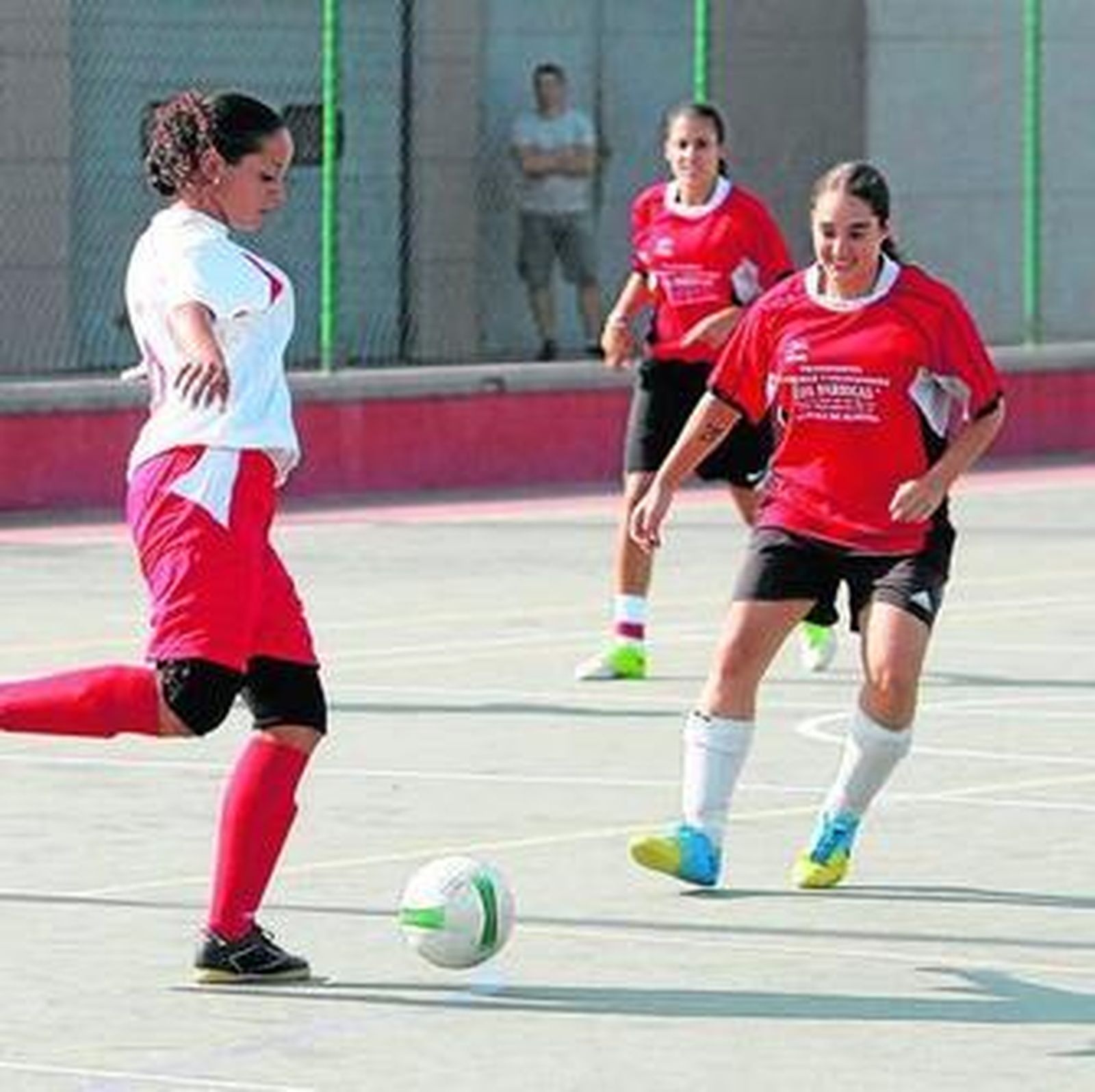 El fútbol femenino tomó protagonismo en el 'Juan Salvatierra'.