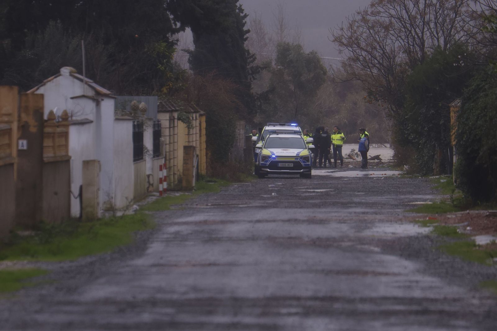 Los vecinos de Guadalvalle desalojan sus parcelas por la crecida del Guadalquivir, en imágenes