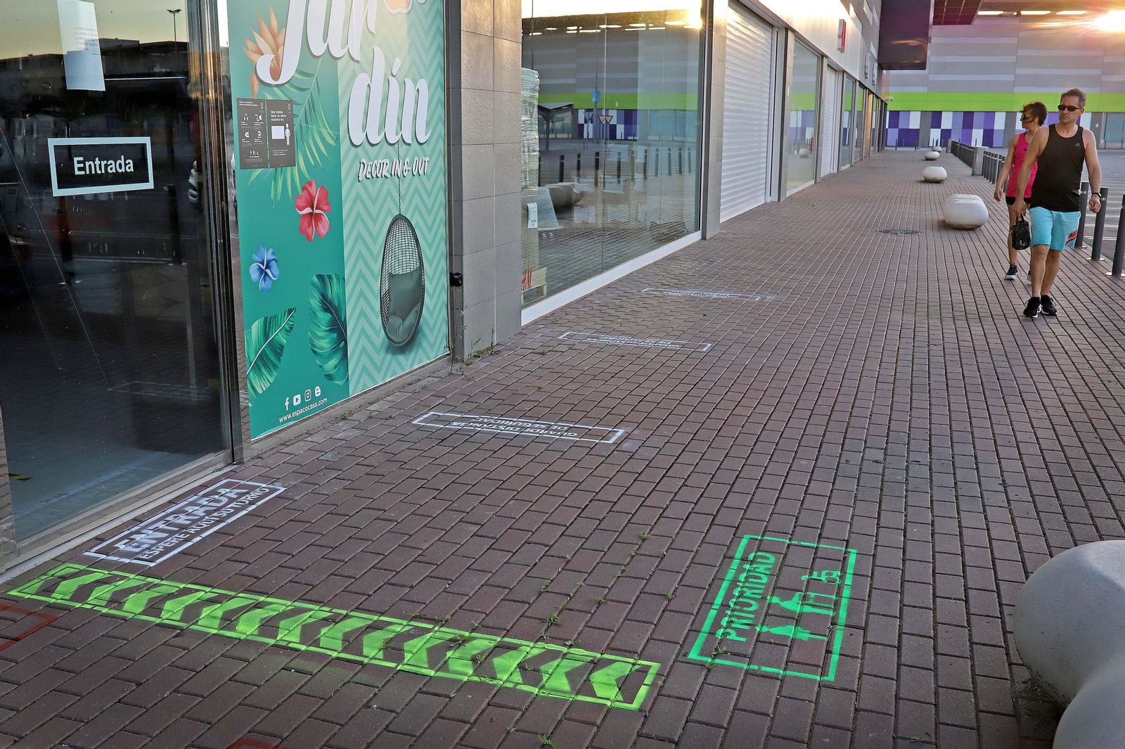 Un comercio de Luz Shopping, ayer, con la señalización ya preparada para evitar aglomeraciones.