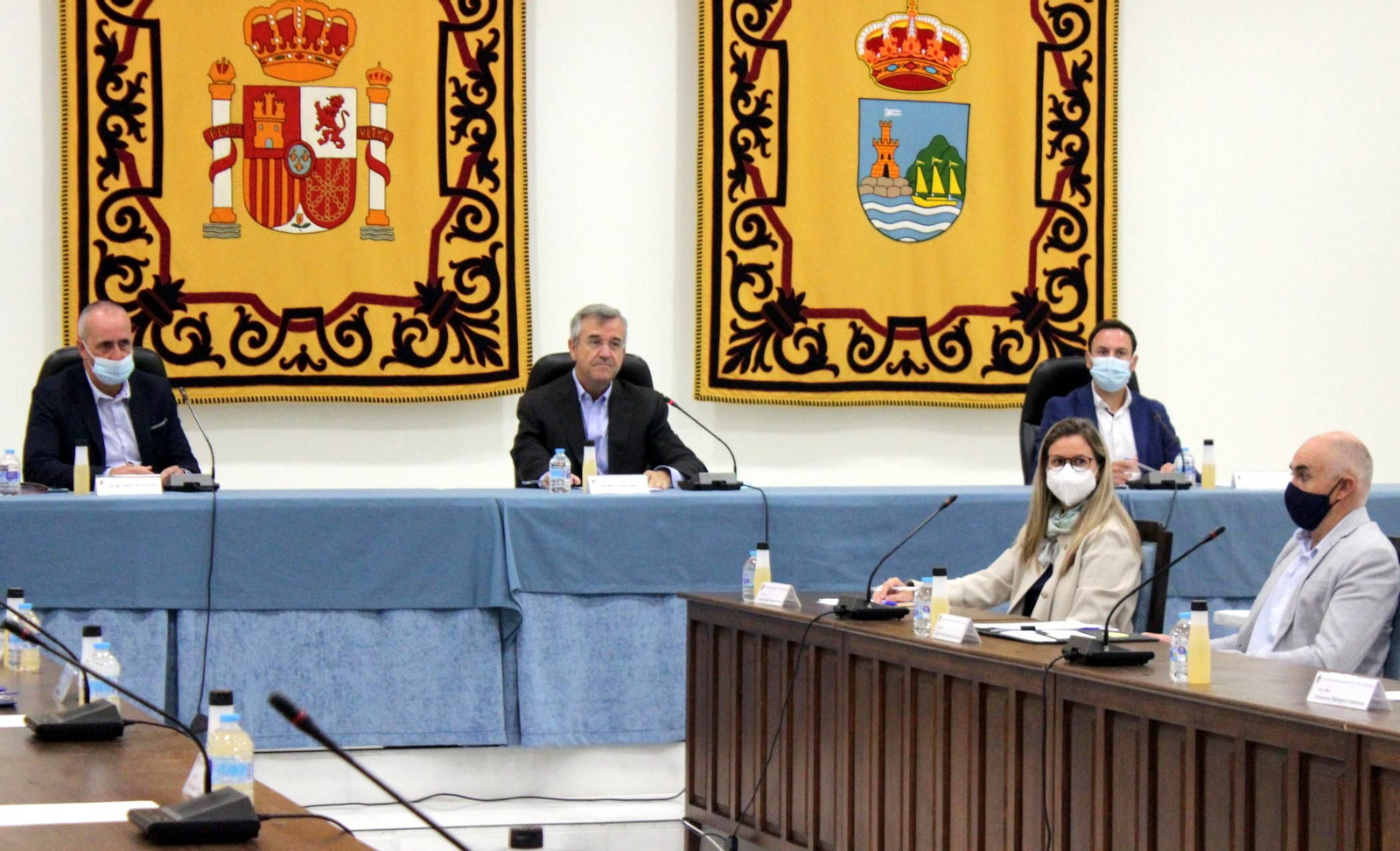 El alcalde de Estepona, José María García Urbano (C.), ha presidido el Pleno de la Corporación.