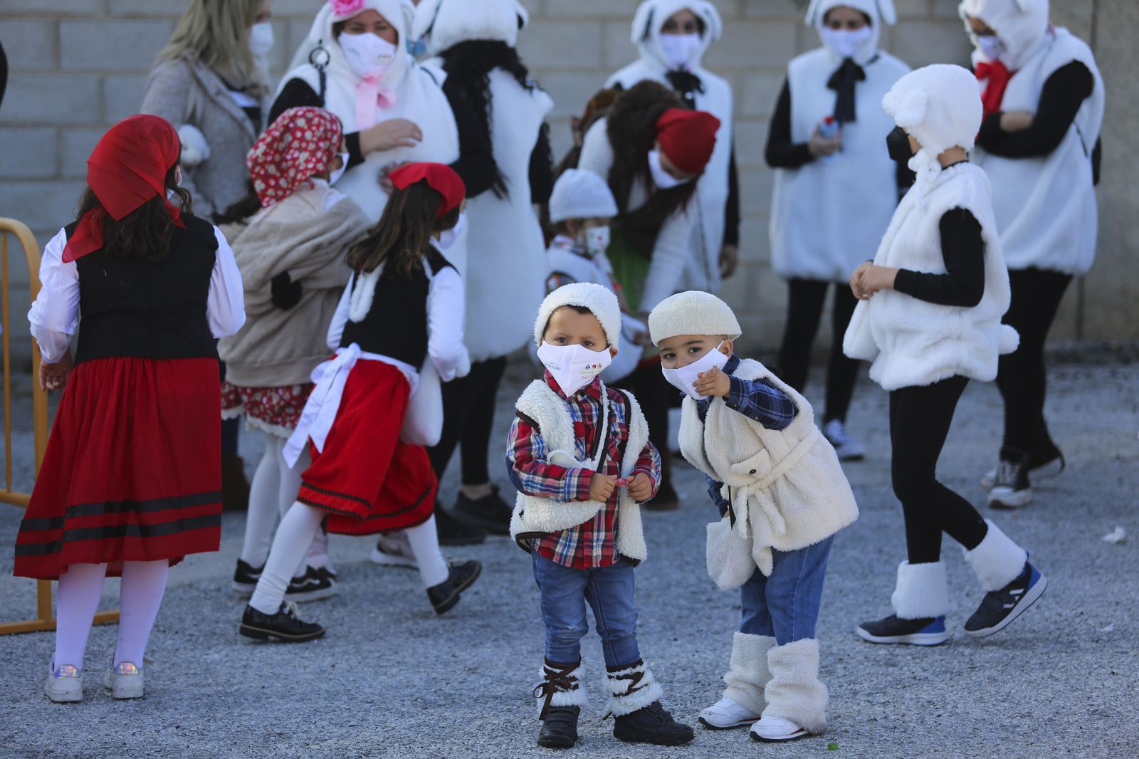 La cabalgata de Reyes recorre Puerto de la Torre, en Málaga, en fotos