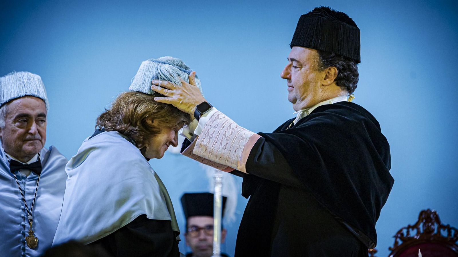 El rector impone el birrete de Doctora de Artes y Humanidades a Fátima Salaverri Baro.