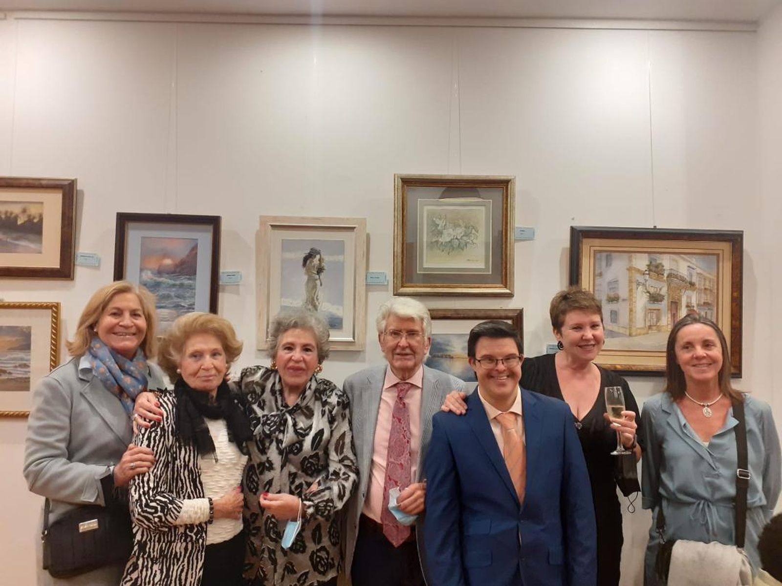 Susana Crespo, Susana Grosso, Luchy Rodríguez, los pintores Adrián Seguro y Carlos Seguro, Luisa Seguro  y Belén Crespo, durante la inauguración.