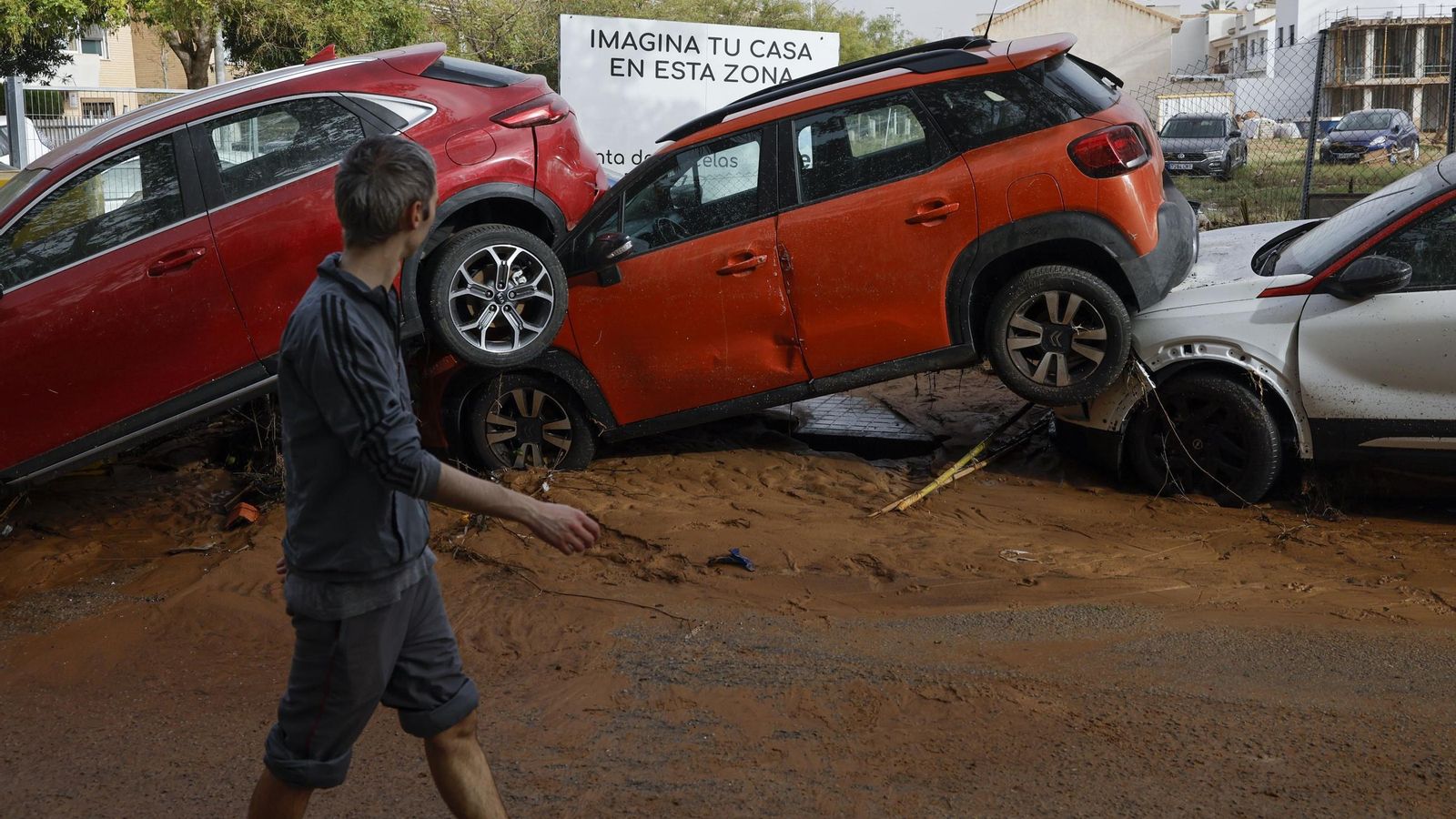 Así han quedado las calles de Valencia: desolación, barro y coches amontonados