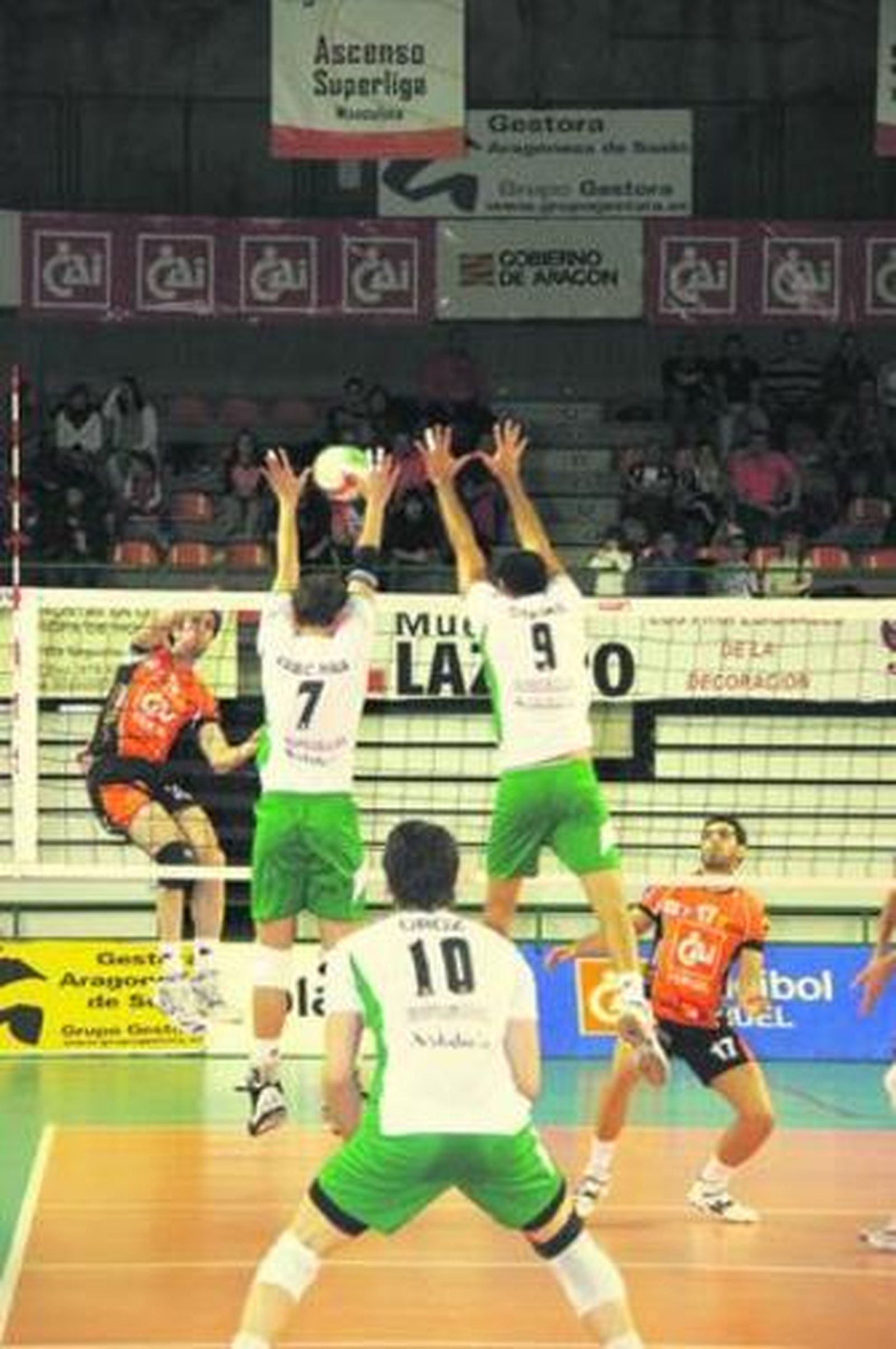 El bloqueo formado por Fabio Pria y Oramas, en acción.