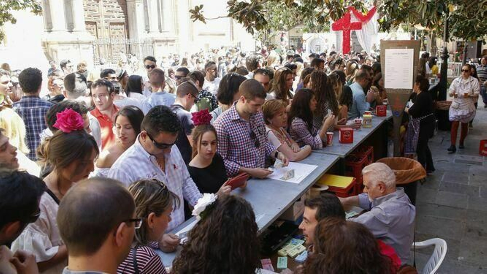 El Centro y el Albaicín no tendrán barras en la calle el Día de la Cruz por la Noche en Blanco