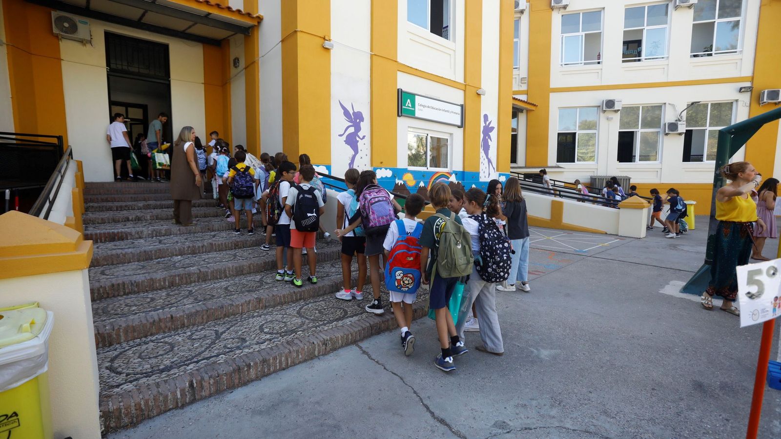 Alumnos del colegio Colón el primer día de clases de este curso.