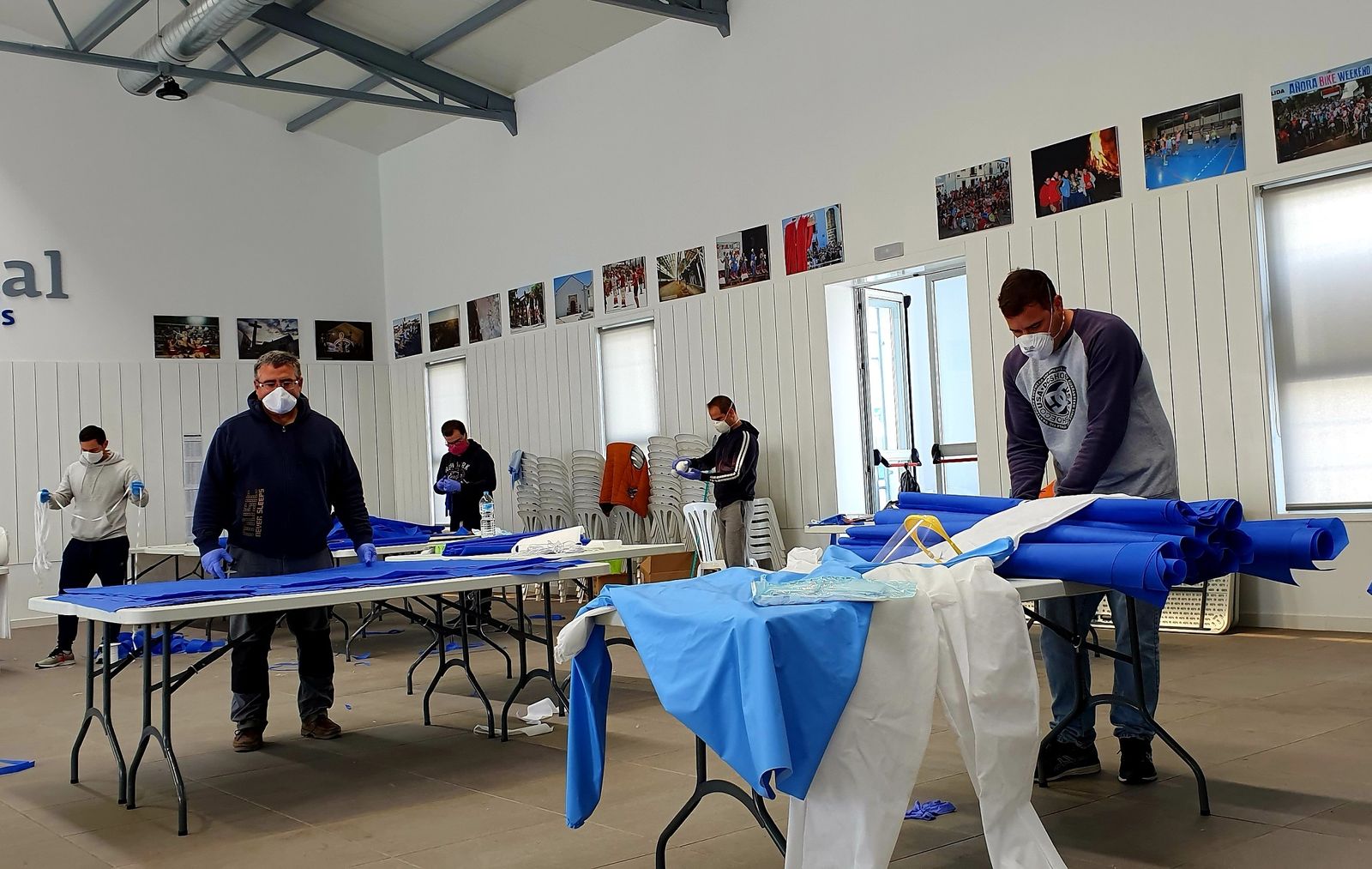 Vecinos de Añora durante la elaboración de las mascarillas y monos de protección.