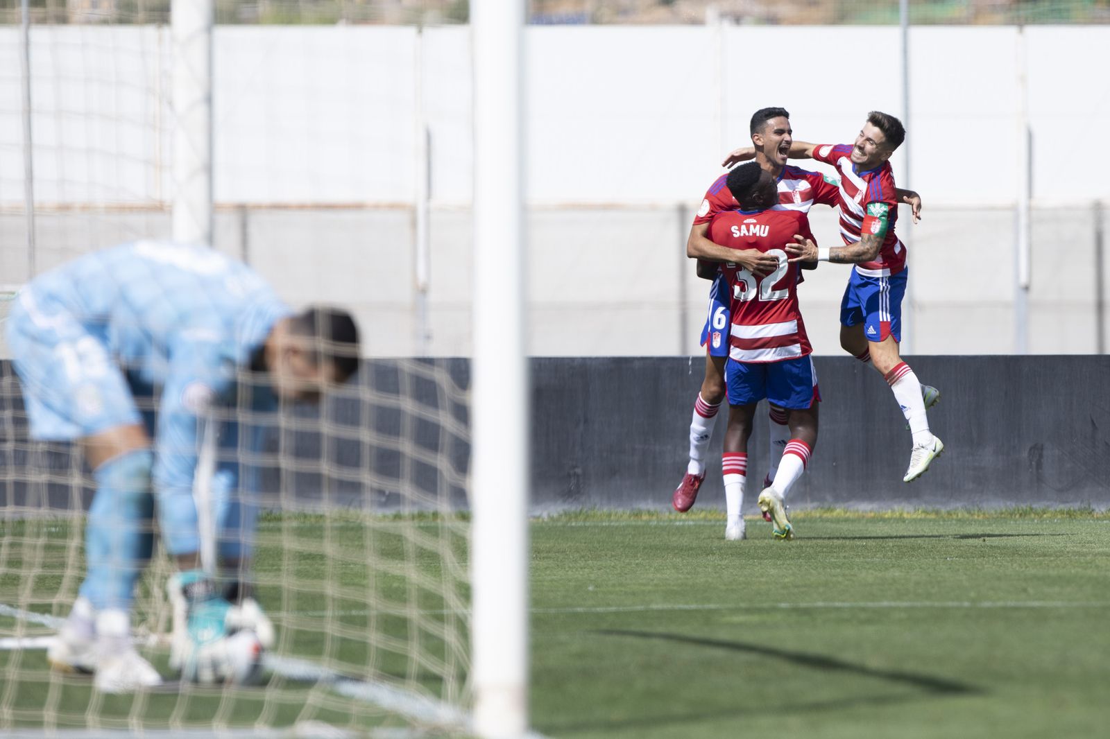 Los jugadores celebran el tanto de Youness ante el Sanluqueño.