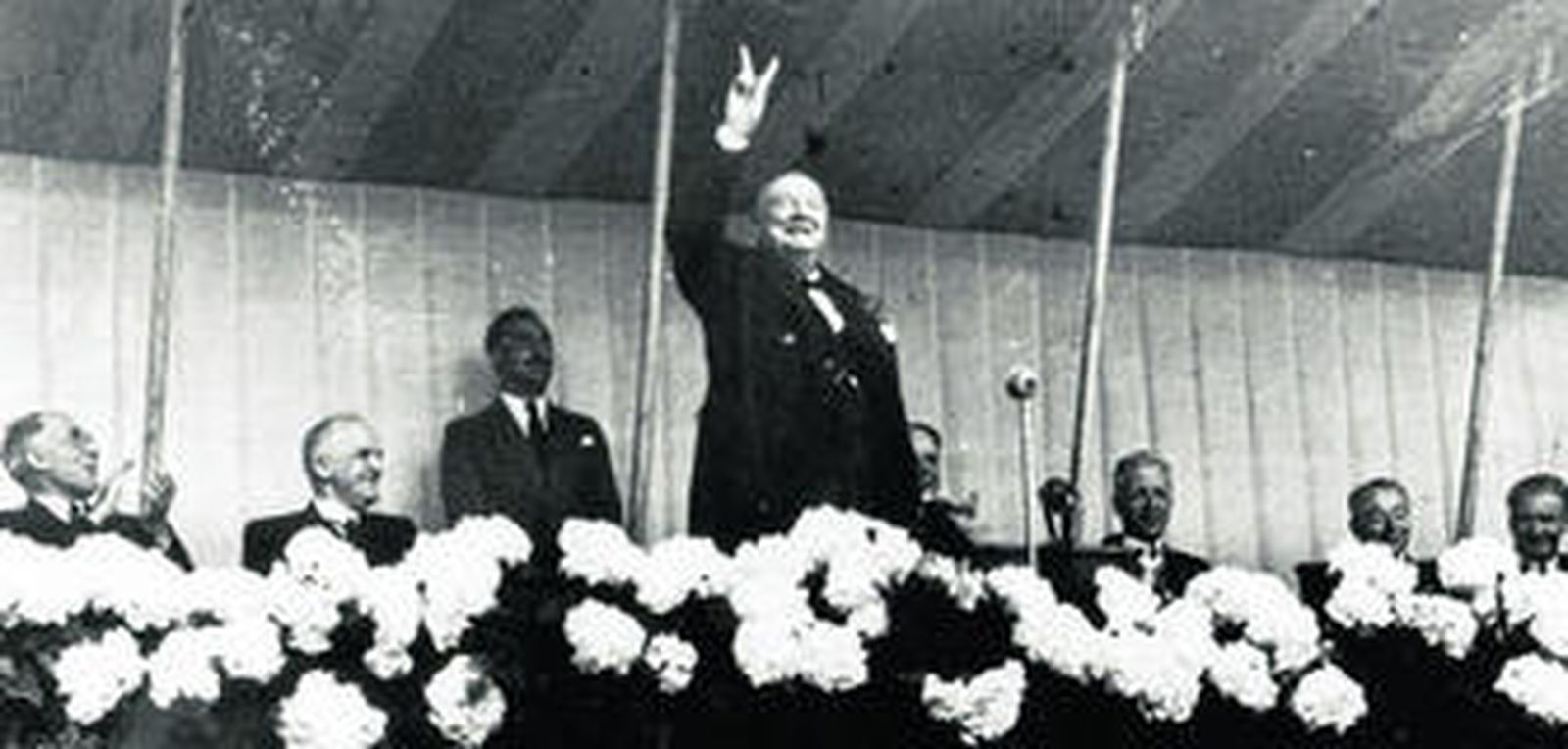 Churchill saluda con su característico gesto.