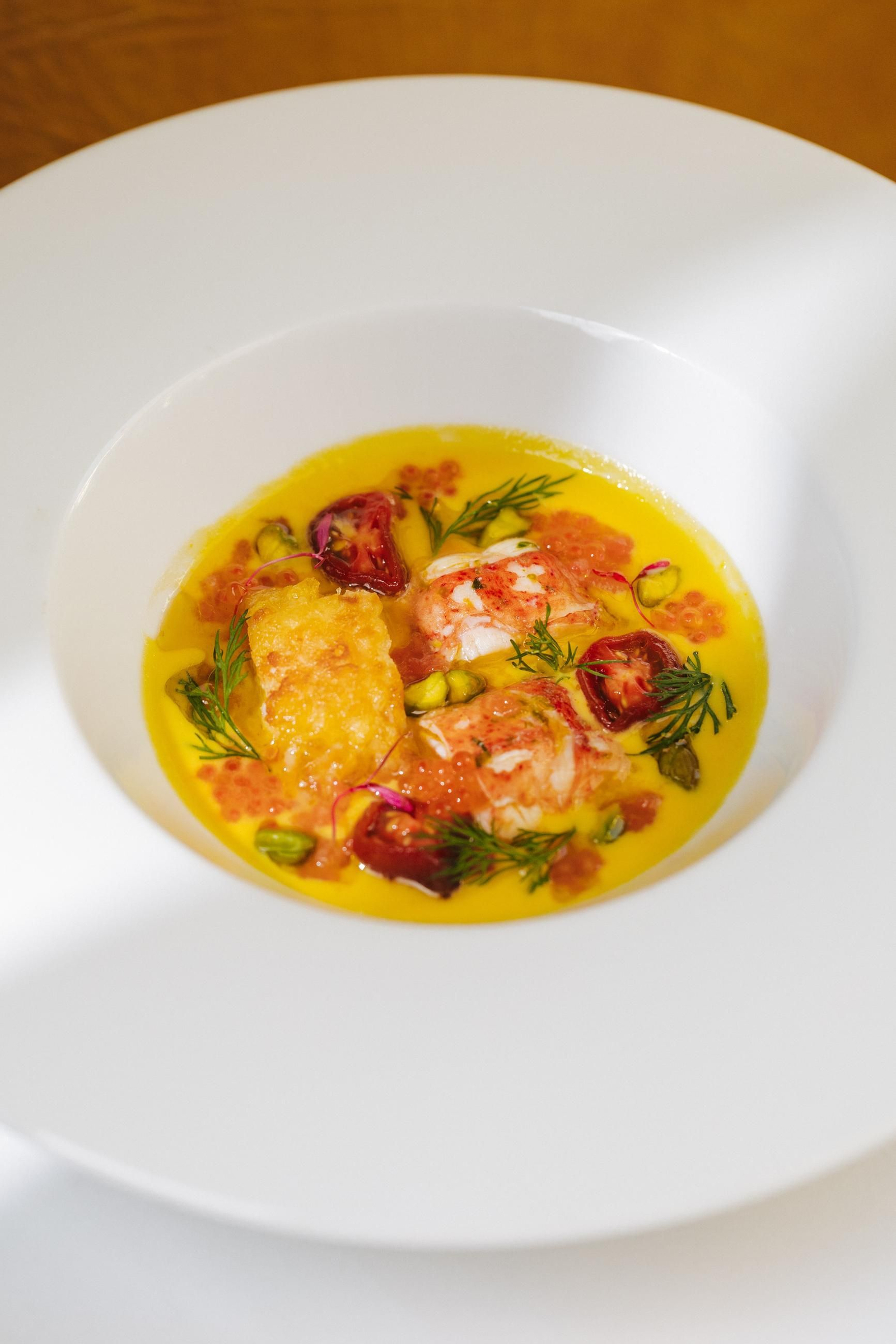 Bogavante marinado, pinza en tempura, sopa de maíz, vinagreta yuzu y tomate.jpg