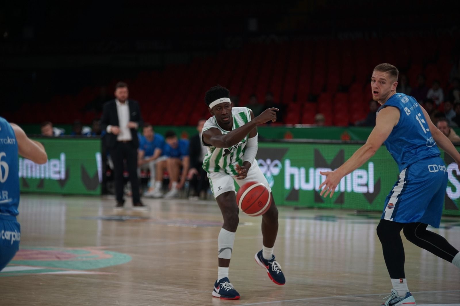 Wembi da un pase a un comàñero ante Mc Grew.