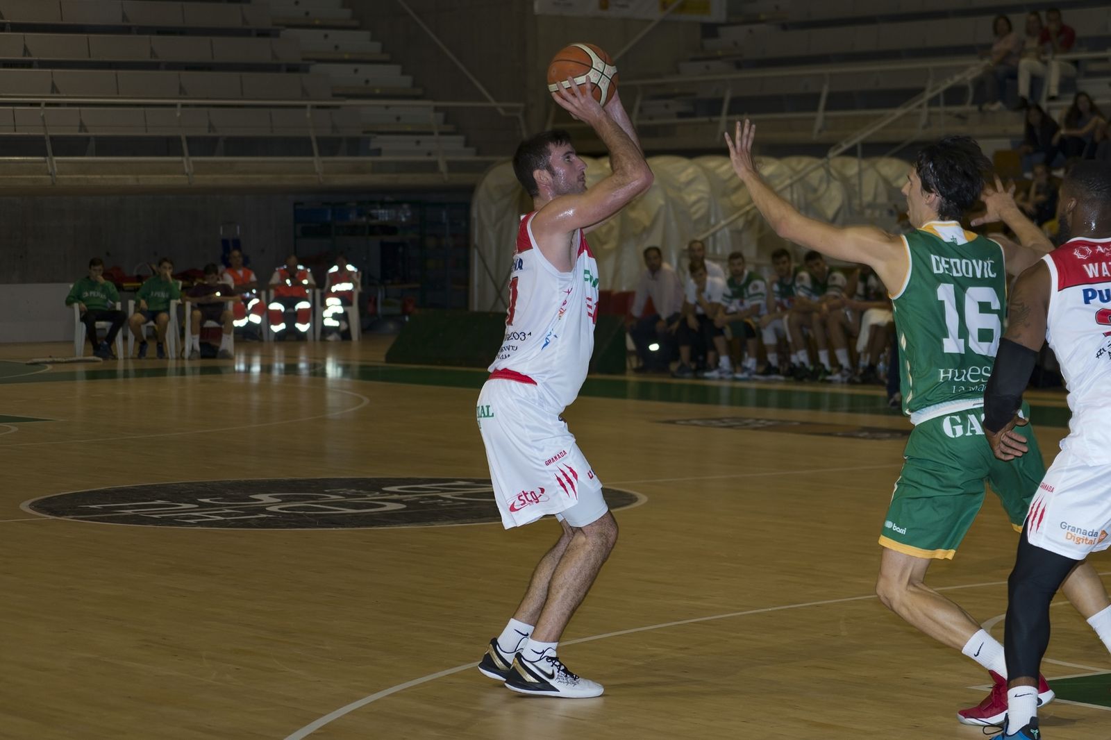 Joan Pardina lanza a canasta ante la oposición de un rival