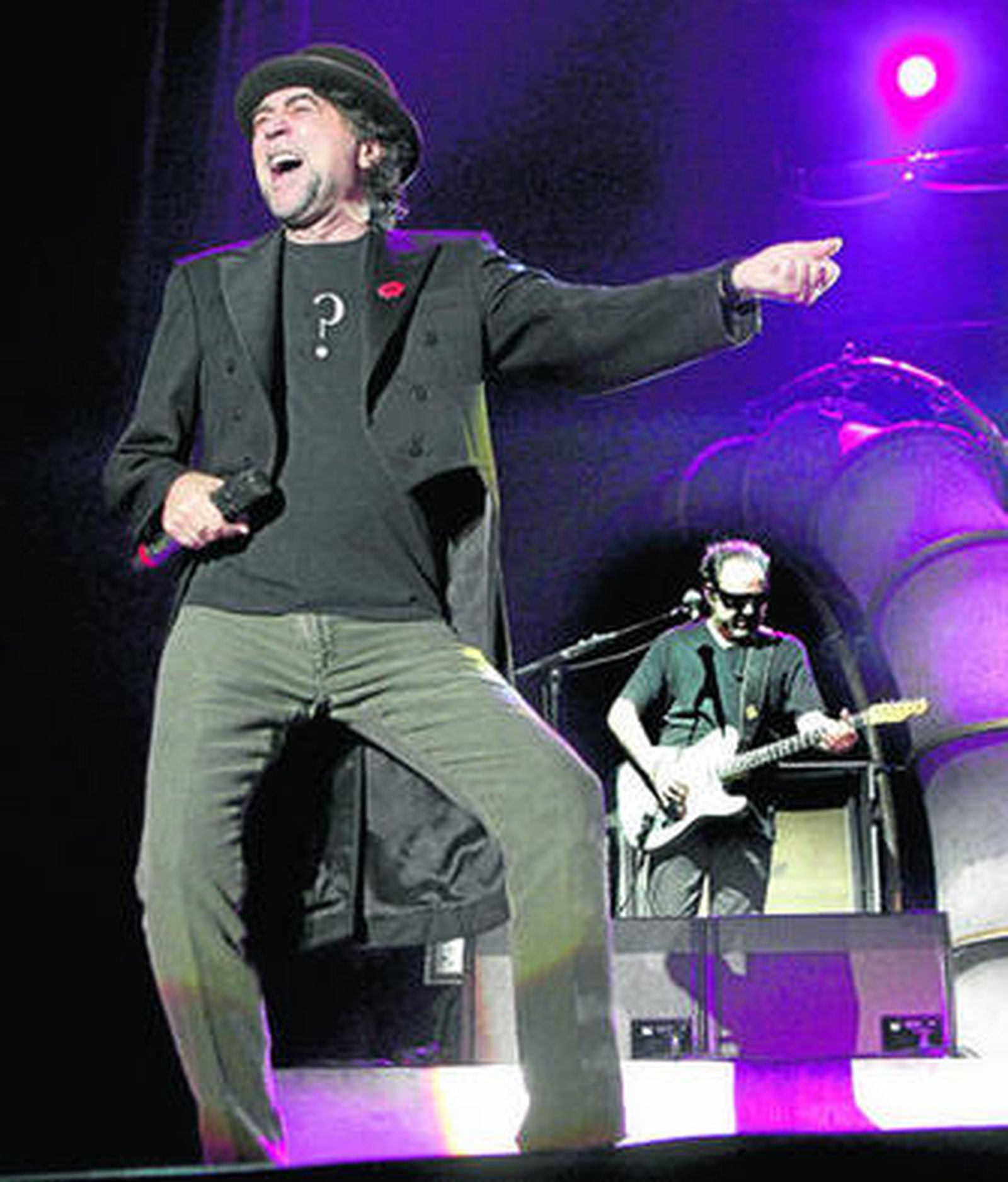 Con bombín y tiramisú, Sabina sienta cátedra en la Cartuja