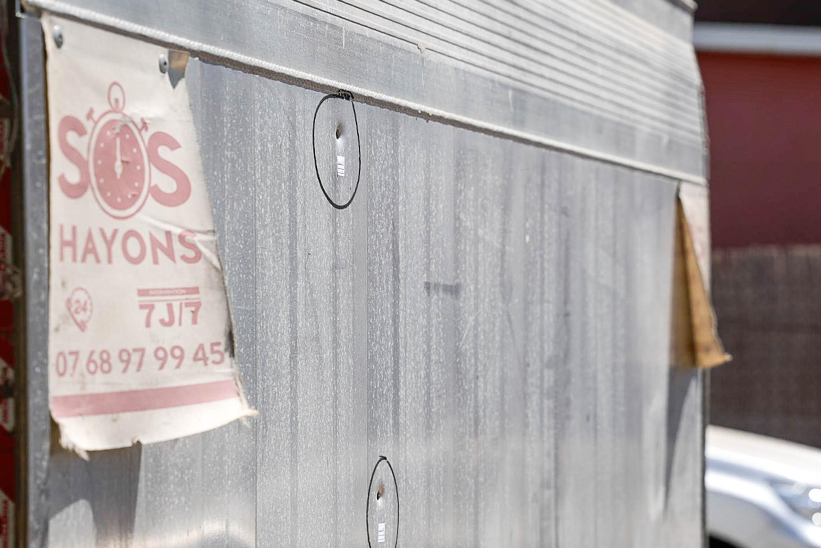 Así ha quedado la camioneta tiroteada en El Toyo por la Policía Local.