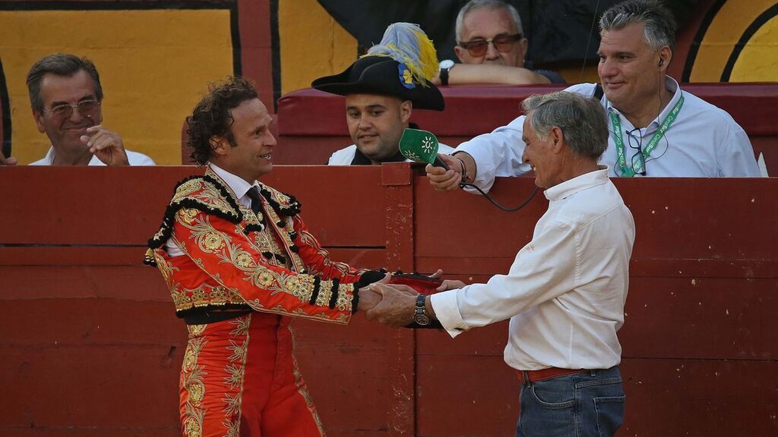 Saludo entre Francisco Ruiz Miguel y Antonio Ferrera, este sábado.