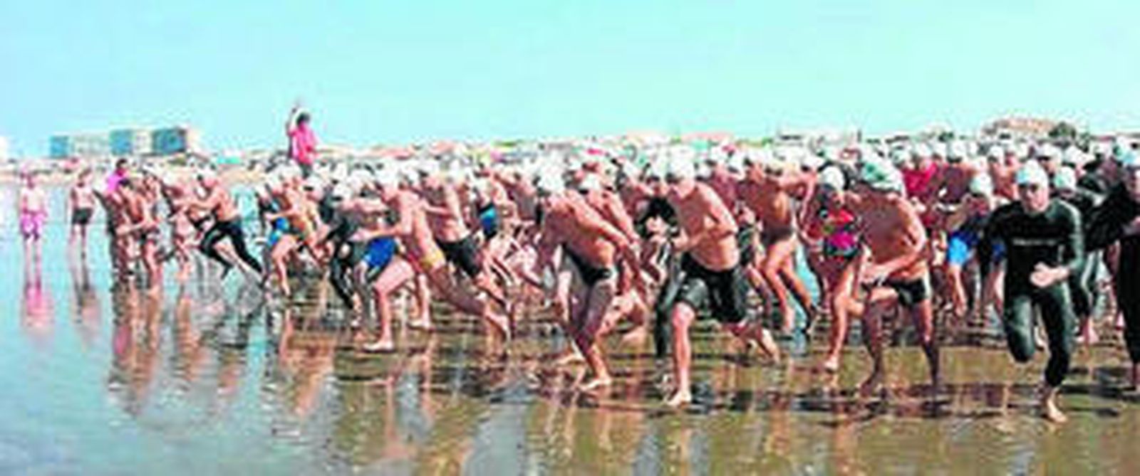 Los participantes, en el momento de tomar la salida ayer en Punta.