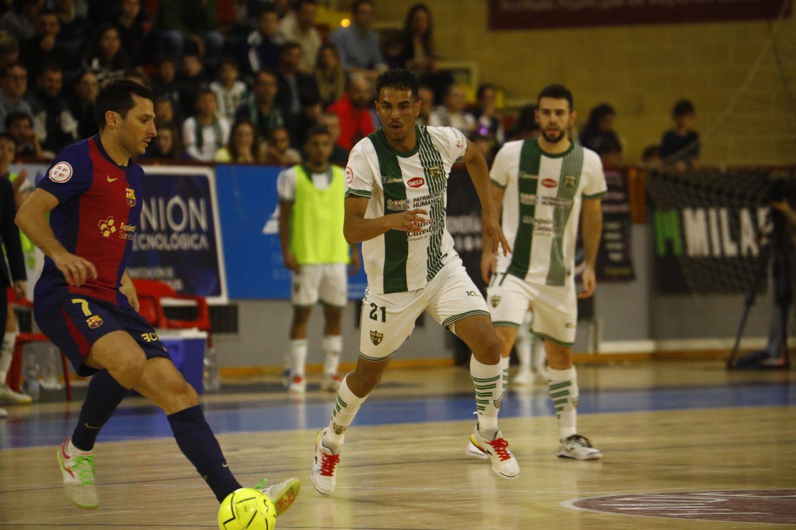 Las mejores fotos del ambiente en Vista Alegre para el Córdoba Futsal - Barça