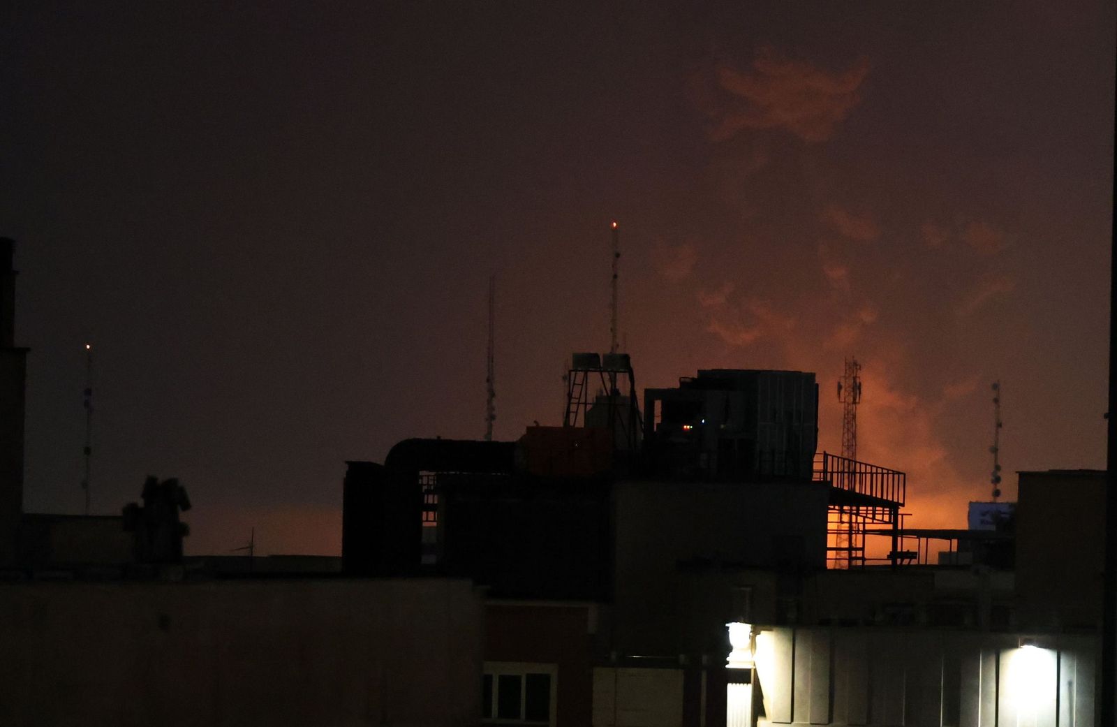 Galería Gráfica: Otra jornada de misiles, fuego, humo y militarización en Oriente Medio