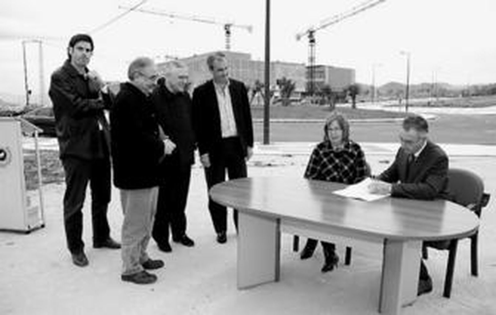 Adelaida de la Calle y Alberto Icardo, ayer, durante la firma de la recepción de obras, en el campus.