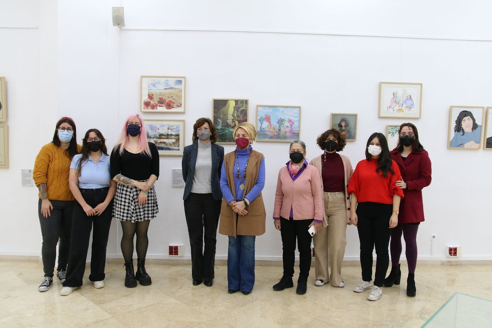 Eloisa Cabrera con algunas de las ilustradoras que participan en la exposición.