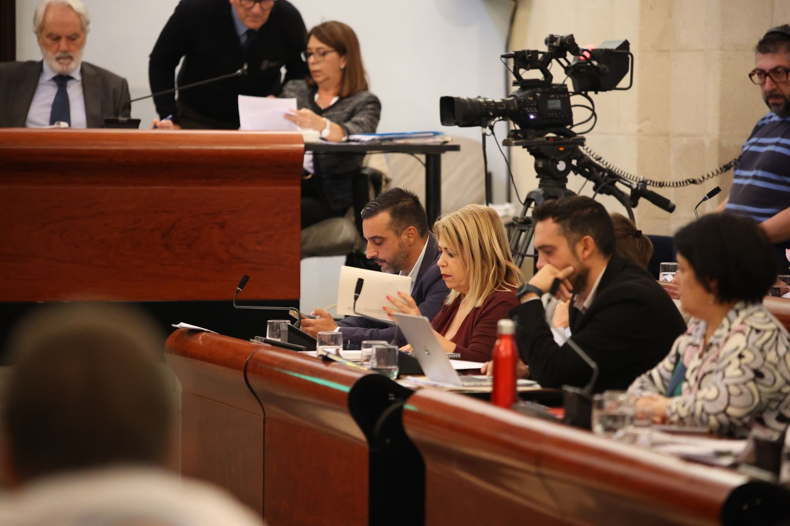 Mamen Sánchez, en el centro de la imagen, durante un pleno en el Ayuntamiento de Jerez.