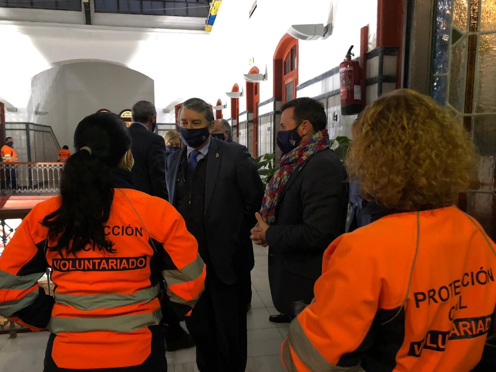 Antonio Sanz habla en el Ayuntamiento con voluntarios de Protección Civil.