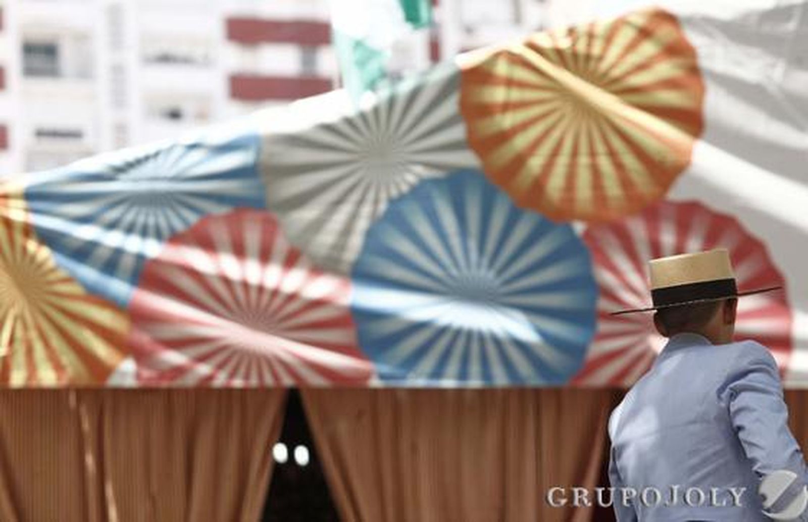 La Feria reúne a miles de personas en su jornada más esperada y en un año en el que se recuerda a Paco de Lucía

Foto: Erasmo Fenoy