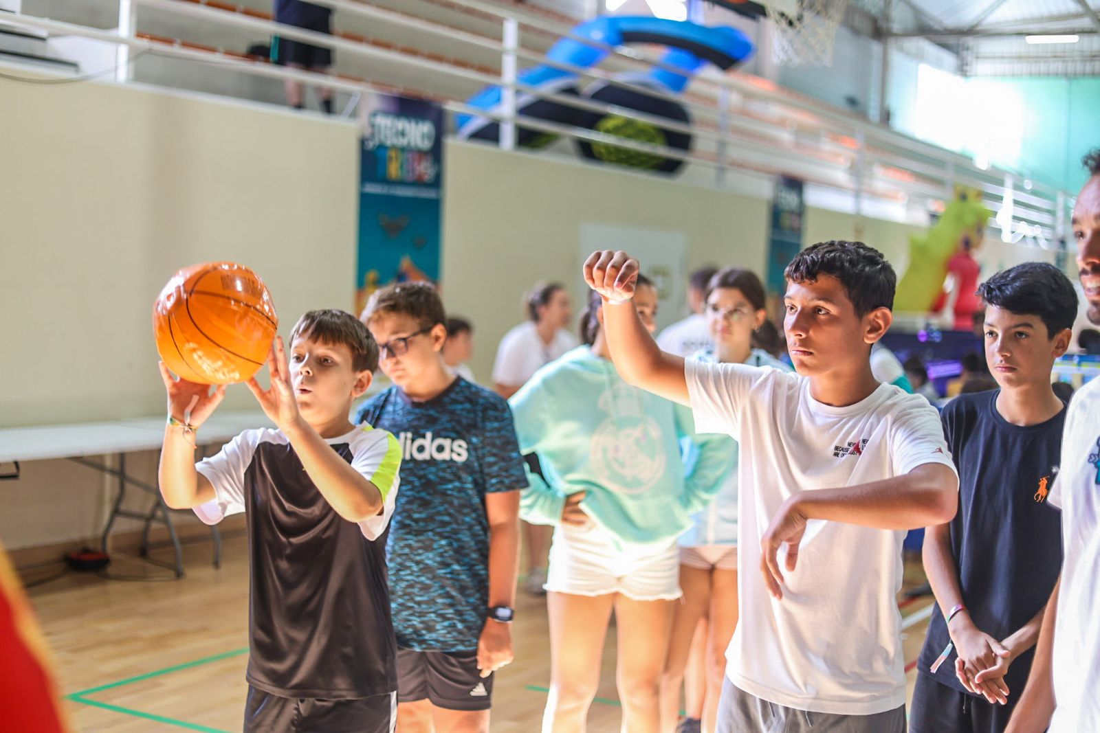 Imágenes del primer campamento Tecnotribu, en el Polideportivo Municipal Diego Lobato