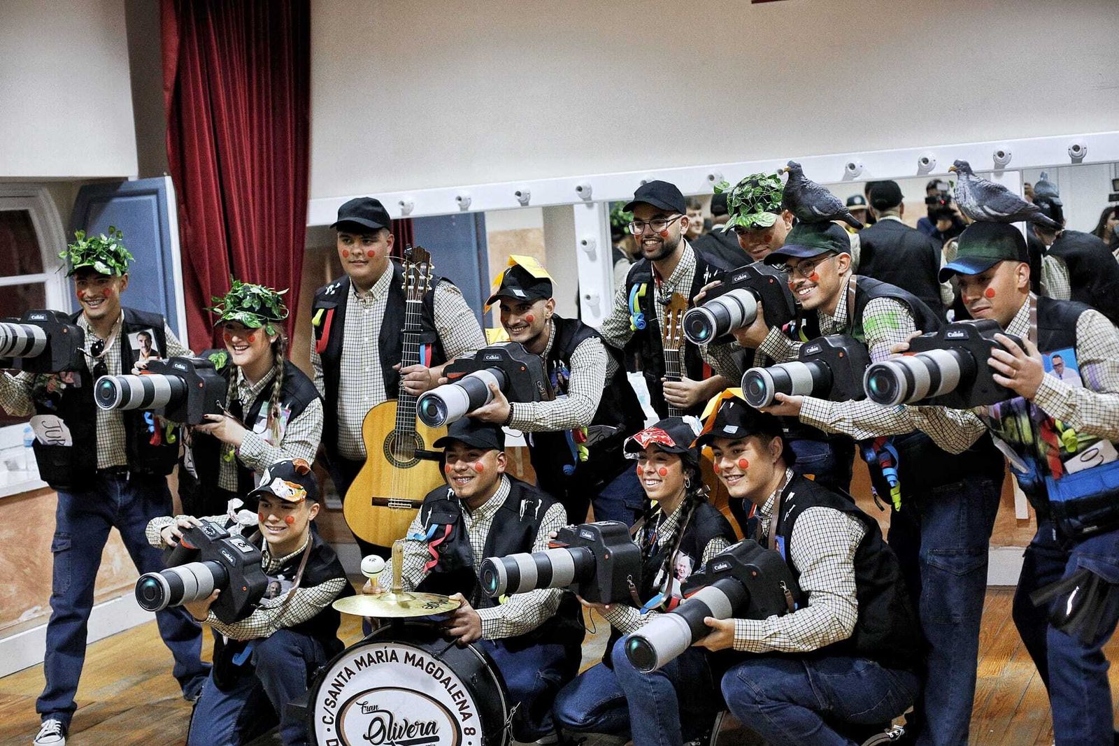 Chirigota 'El que la sigue la consigue' en camerinos.