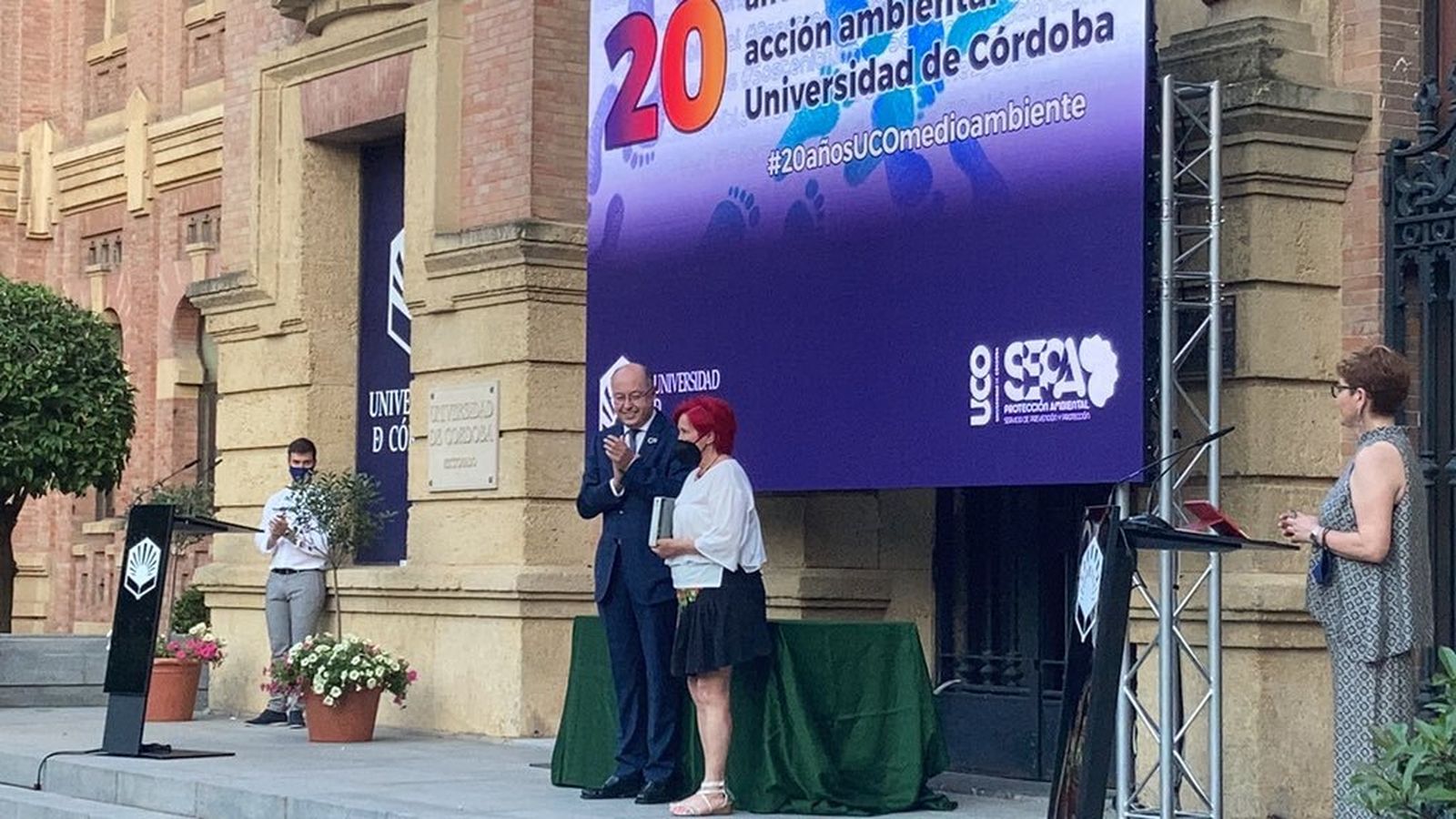 Pepa Bonilla recoge el reconocimiento otorgado a Pepe Larios.