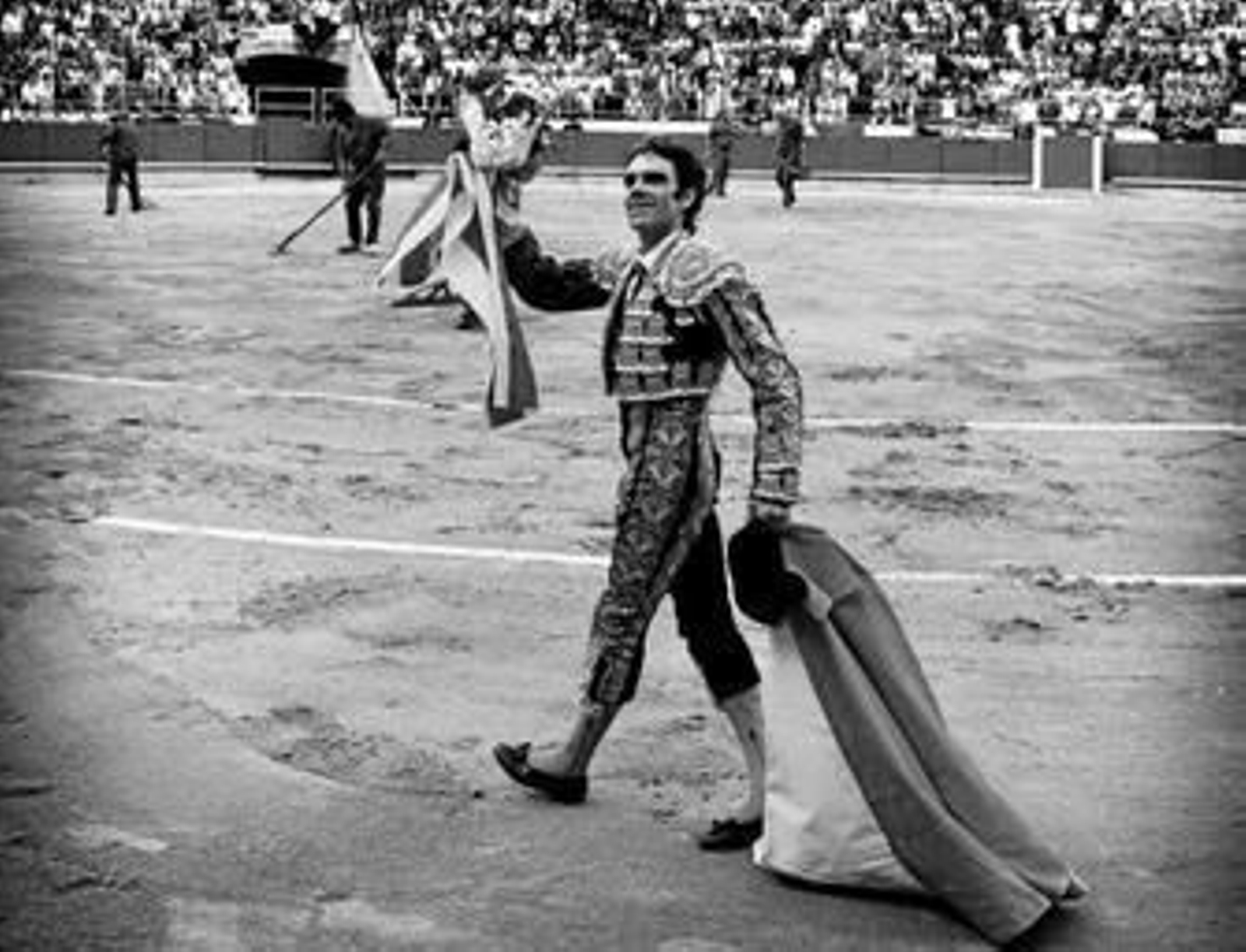 José Tomás, dando la vuelta al ruedo con la bandera de la comunidad autónoma de Cataluña.