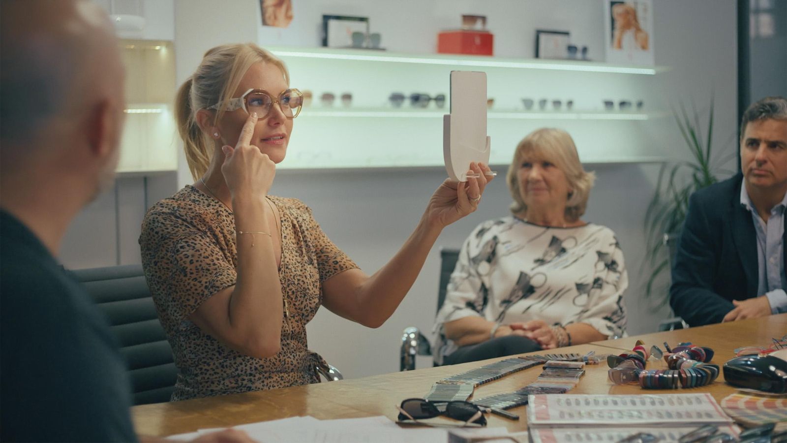 Valeria Mazza con personas de su equipo para trazar campañas