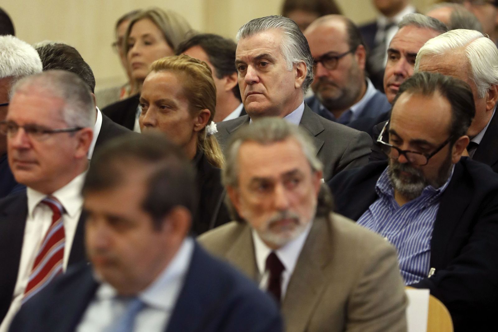El ex tesorero del PP Luis Bárcenas (centro, arriba), junto a Francisco Correa, presunto cabecilla de la trama Gürtel, al inicio del juicio, el 4 de octubre de 2016.