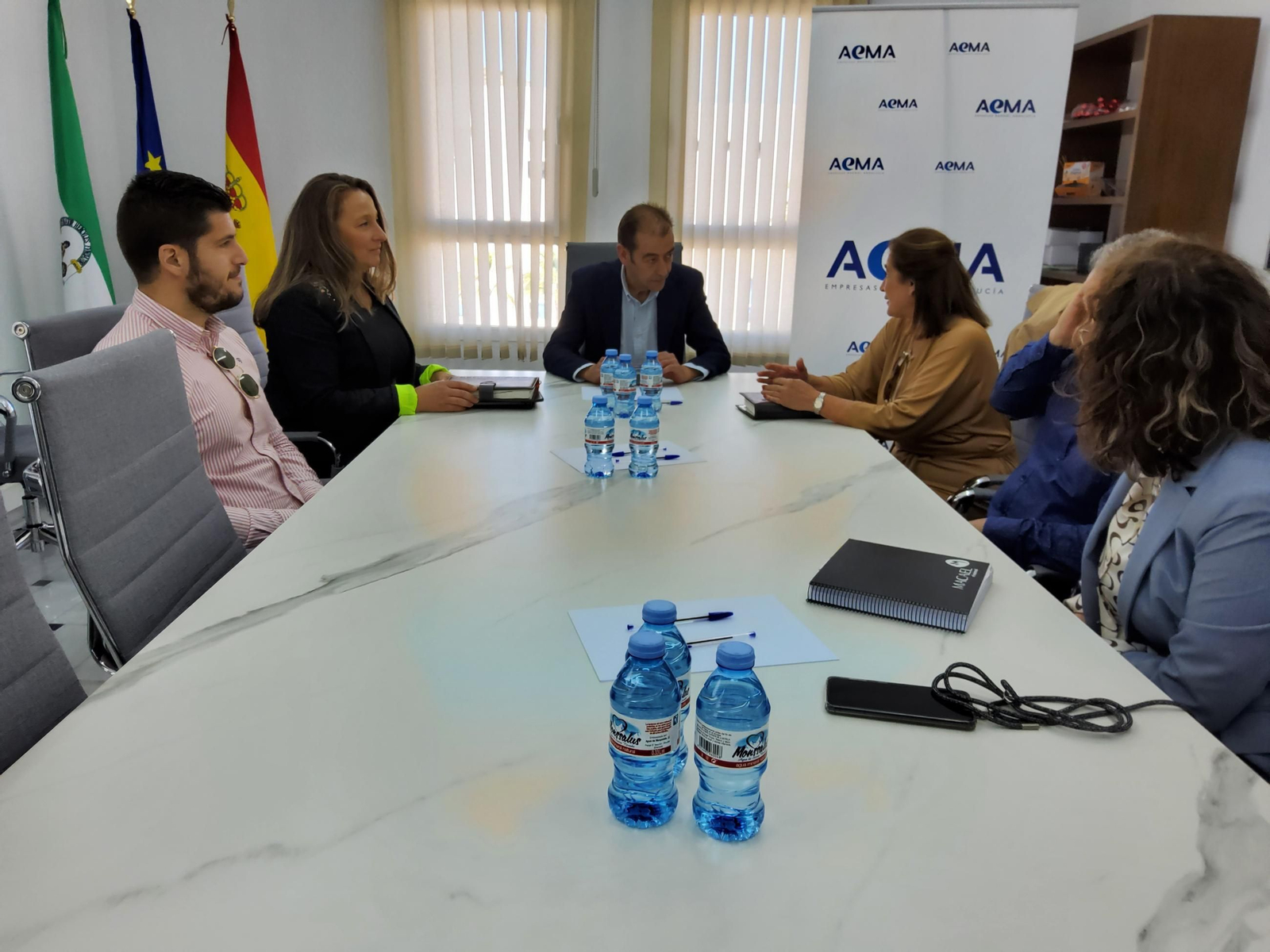 Miembros de AEMA y del Colegio de Economistas.