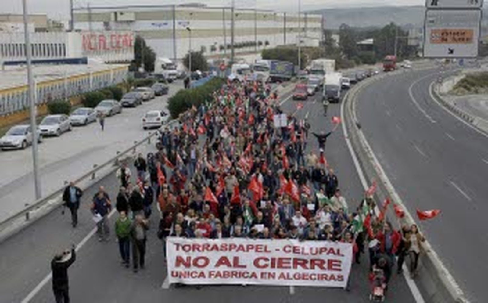Fuerte apoyo social a la manifestación contra el cierre de Torraspapel